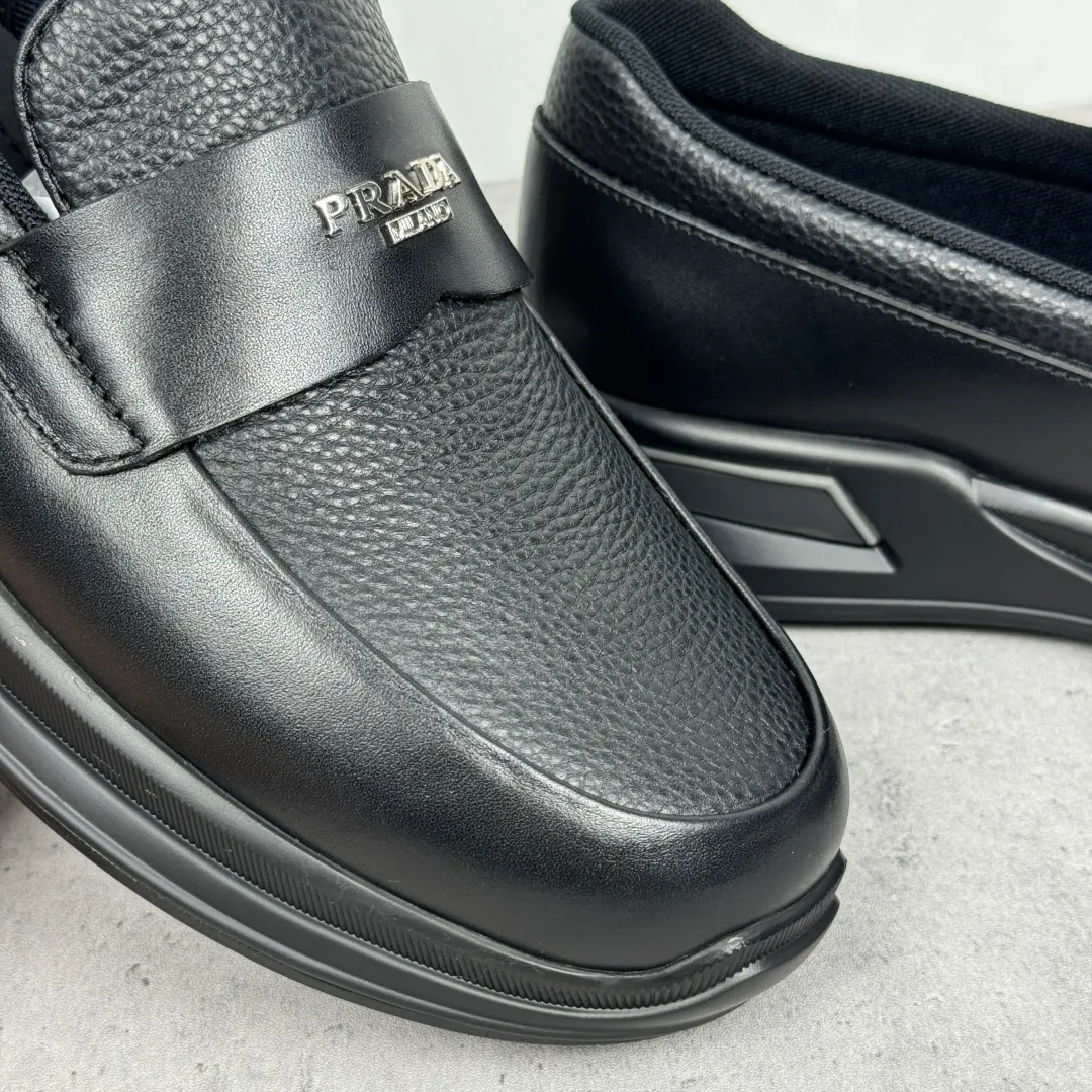 Batch 700 Prada/Prada men's matte leather thick-soled lightweight loafers! Casual fit, lightweight rubber sole slip-on driving shoes, matte calfskin wrapped around the entire upper, front body in pebbled calfskin/soft cloth, two styles available! Decorated with genuine leather buckle, front decorative details of PRADA silver letters, genuine leather feet, classic silver letter logo badge details, technical mesh lining, push-on opening and closing method, convenient and comfortable, cool and breathable! Paired with a lightweight, sporty functional thick sole, it is extremely comfortable on the feet and will not be tiring after long-term wear. It is available in multiple colors to meet different matching needs and comes with a complete package! Size: 39-40-41-42-43-44 Leather shoe size Item number: 2EE915 full leather black